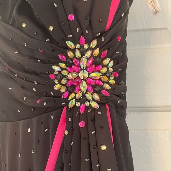 Tony Bowls black and pink formal dress. Size 6 but taken in as a 4 - Picture 2 of 4